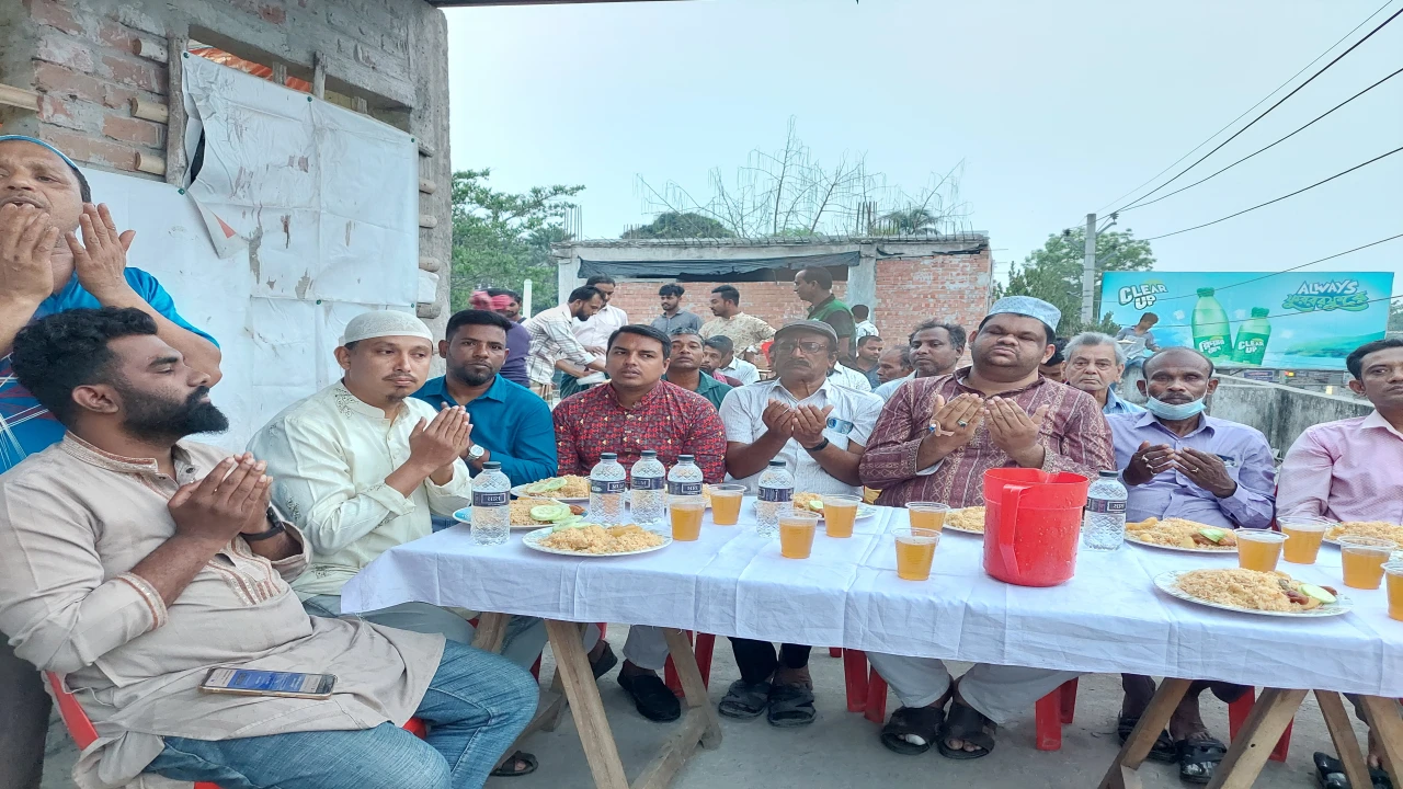 রাজবাড়ী জেলা হোটেল রেস্টুরেন্ট শ্রমিক ইউনিয়নের ইফতার মাহফিলে অনুষ্ঠিত 