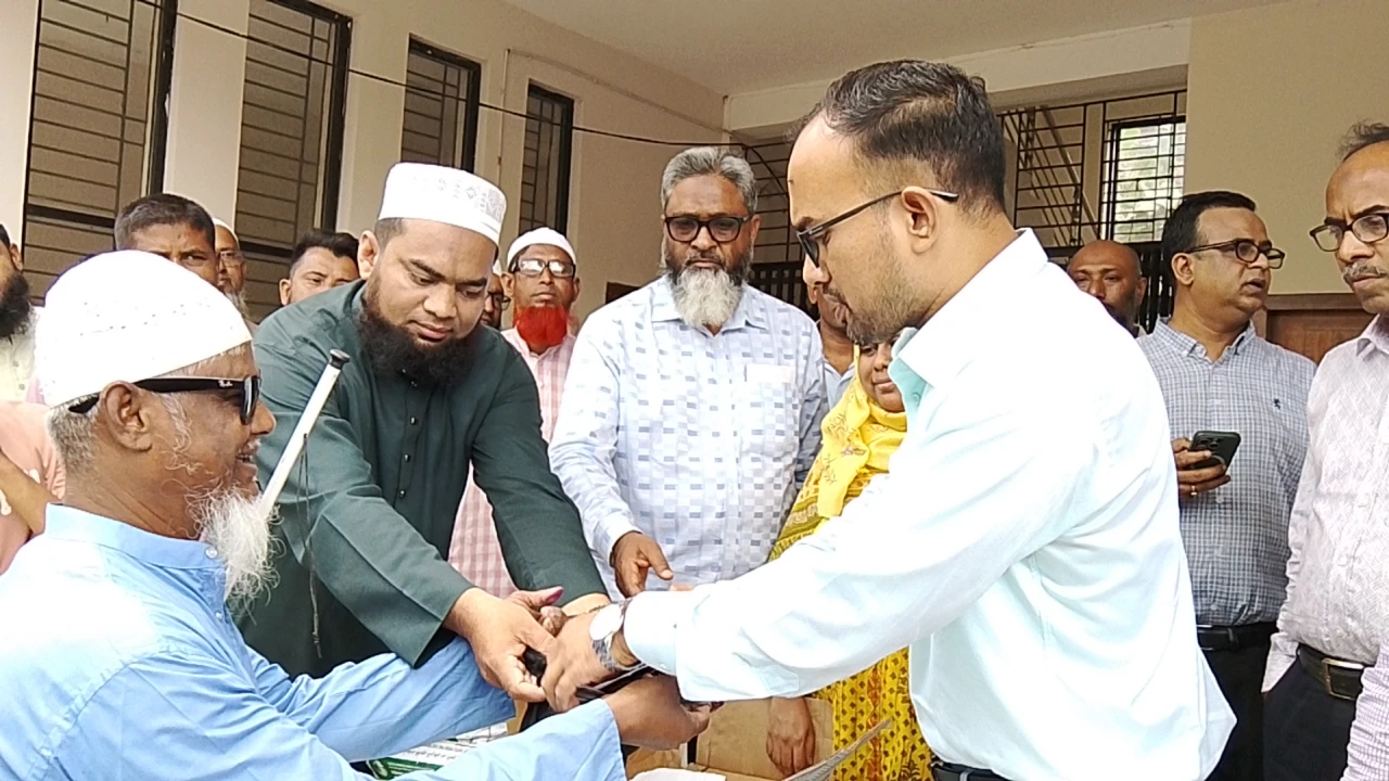 মাগুরায় সৌদি আরবের রাজকীয় ৯২ কার্টুন খেজুর বিতরণ