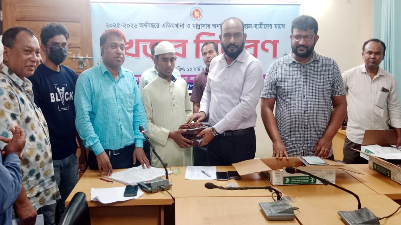বিরলে ৭০ টি এতিমখানা ও হাফেজিয়া মাদ্রাসায় বিনামূল্যে খেজুর বিতরণ