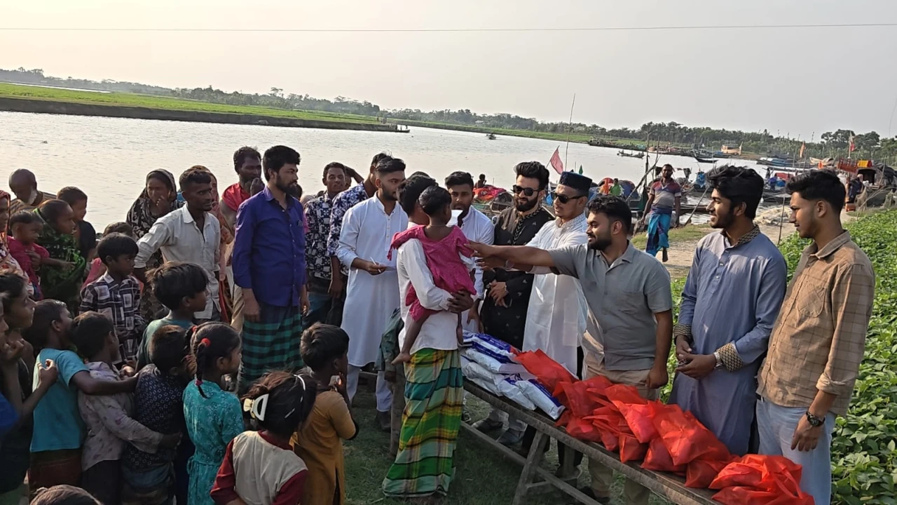 মেঘনার বুকে ঈদের হাসি, ভাসমান জেলে পরিবারের শিশুদে...