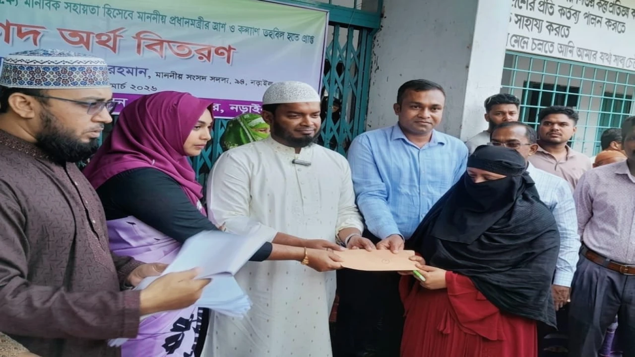 নড়াইলে গরীব, দুস্থদের মাঝে প্রধানমন্ত্রীর ঈদ উপহারের নগদ অর্থ বিতরণ
