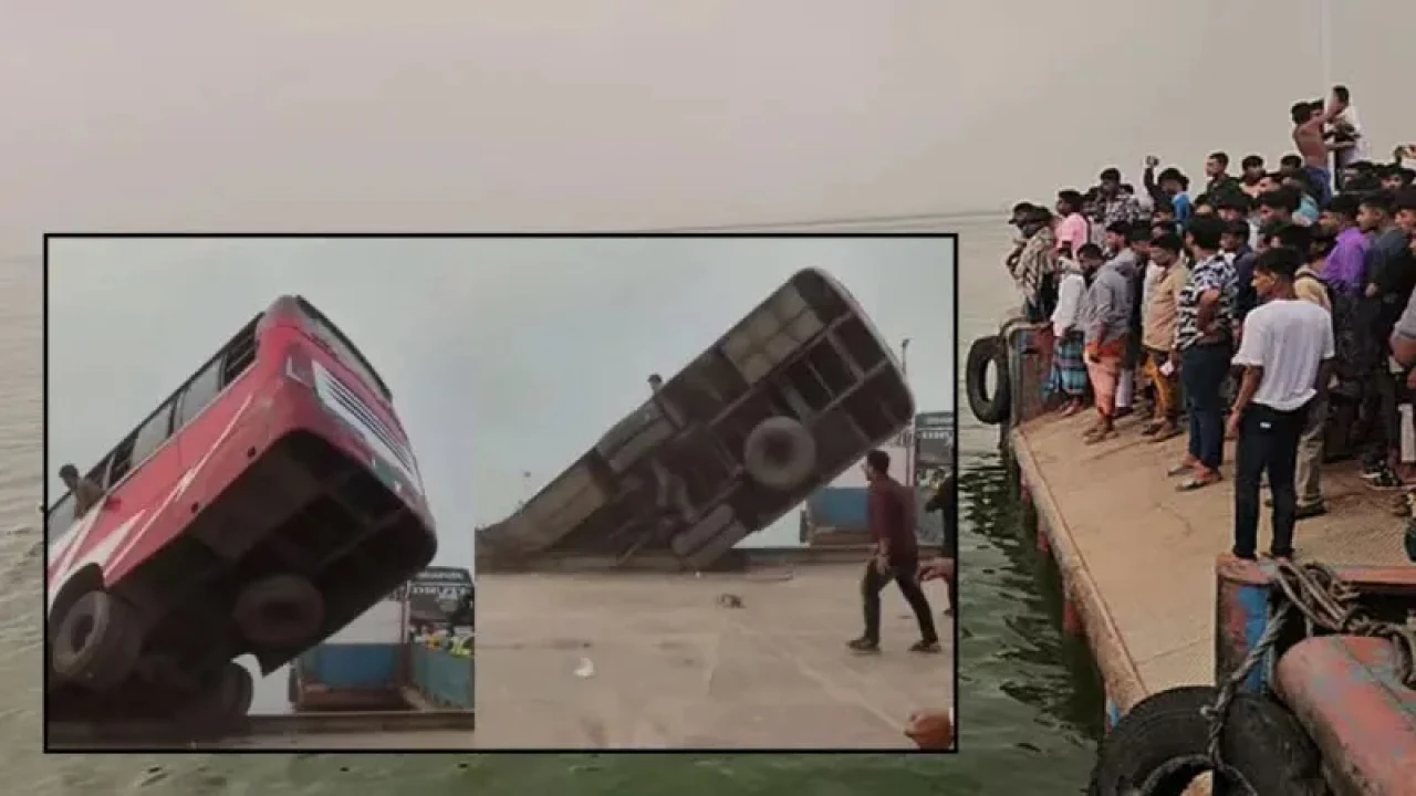 ৪০ যাত্রী নিয়ে পদ্মায় পড়ল বাস, চার জনের লাশ উদ্ধার