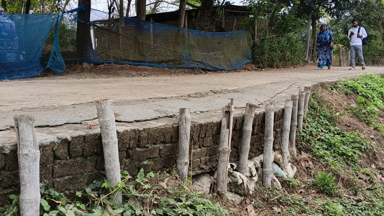 তাড়াশে পৌরসভার ১৭টি রাস্তা নির্মাণে ব্যাপক অনিয়ম জেলা প্রশাসক বরাবর অভিযোগ
