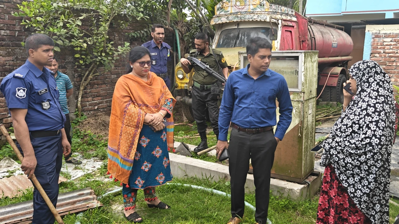 ফুলপুরে প্রশাসনের অভিযানে বিপুল পরিমাণ পেট্রোল ও ডিজেল জব্দ