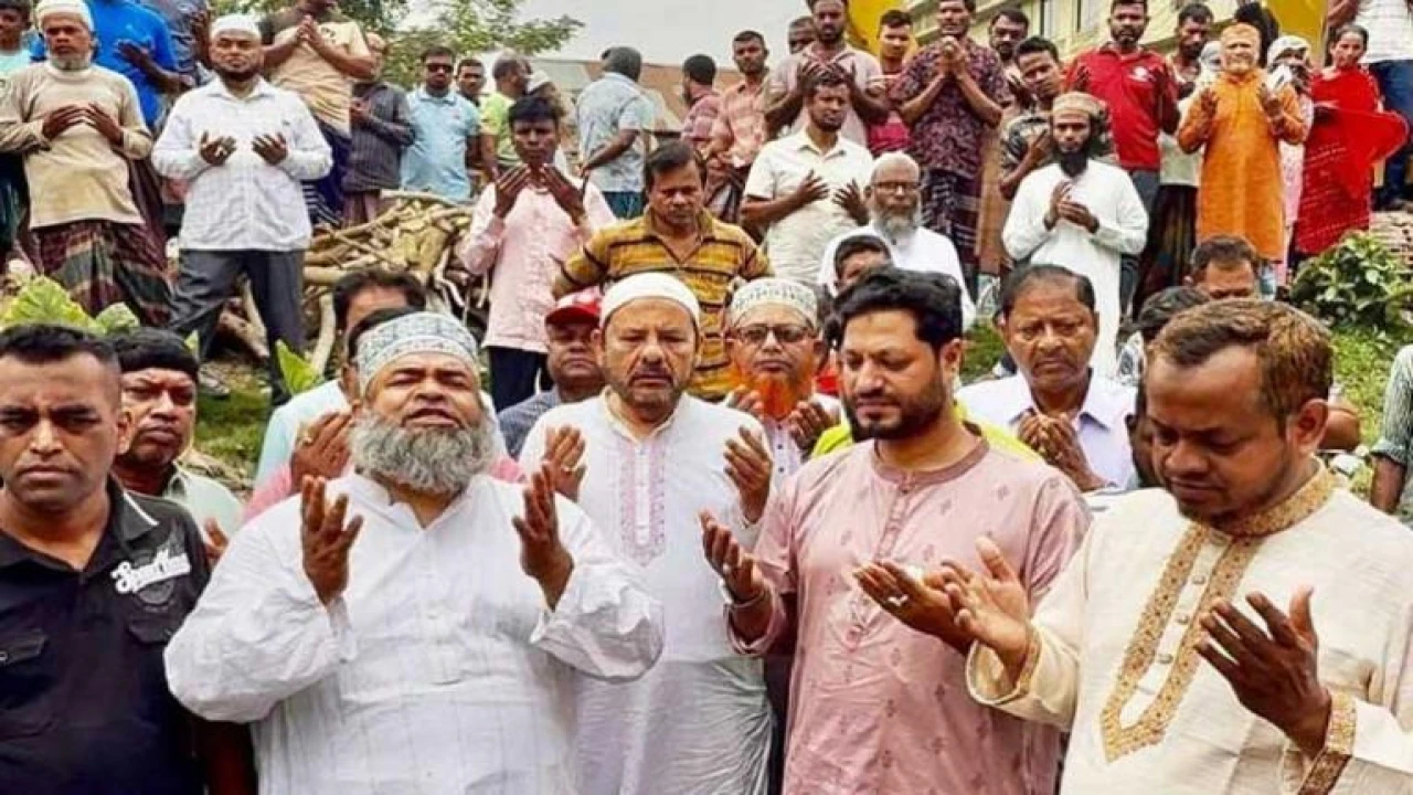 বাগেরহাট শহর রক্ষাবাঁধের ড্রেন সচলকরণ কর্মসূচি অনুষ্ঠিত
