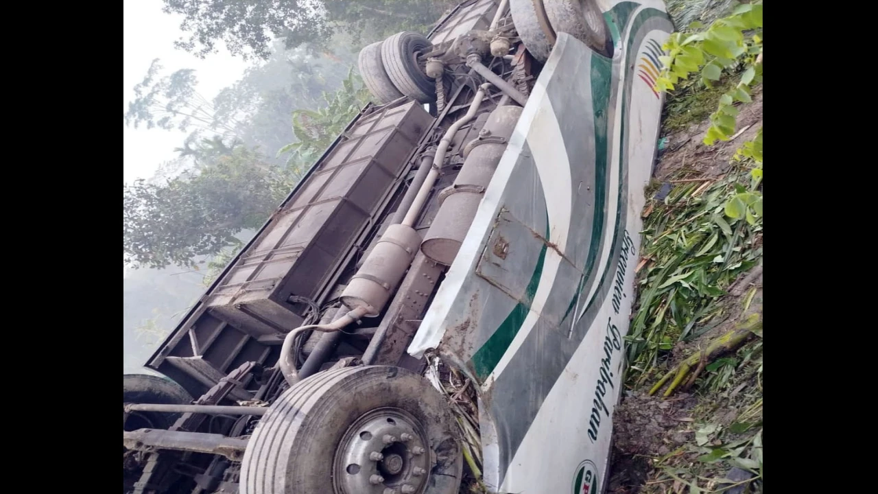 বরিশালে বাস উল্টে খাদে, নারী নিহত