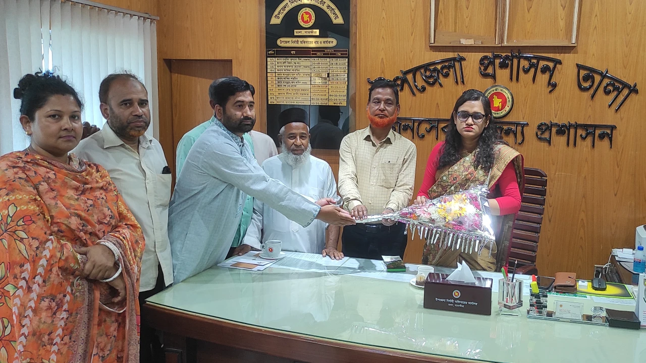 তালা টেকনিক্যাল কলেজের পক্ষ থেকে ইউএনও মিজ হোসনে আ...
