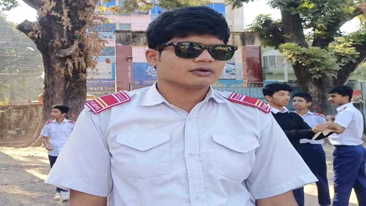 দৃষ্টি প্রতিবন্ধী এসএসসি পরীক্ষার্থীর পাশে দাঁড়ানো...