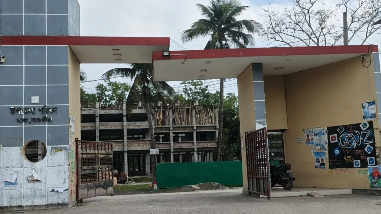 তালায় সরকারী নির্দেশনা অধিকাংশ সরকারী কর্মকর্তা মানেই না!