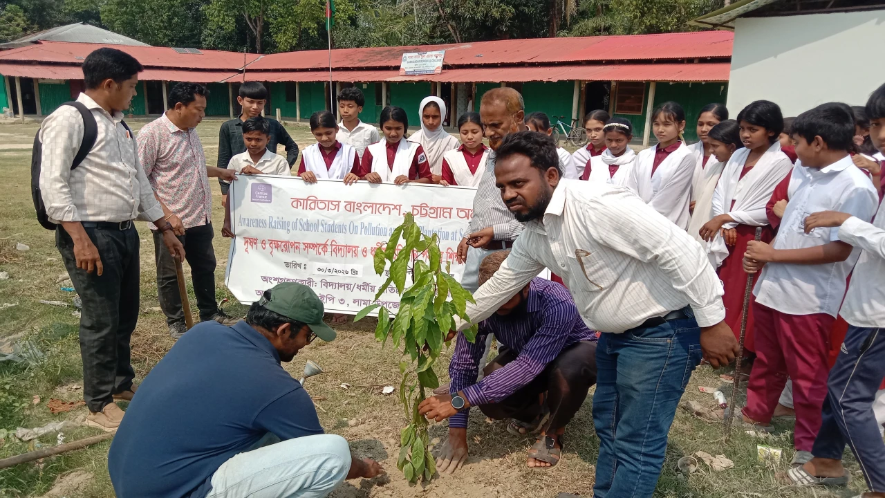 লামায় স্কুল কলেজ ও ধর্মীয় প্রতিষ্ঠানে কারিতাস'র বৃক্ষ রোপন চলছে