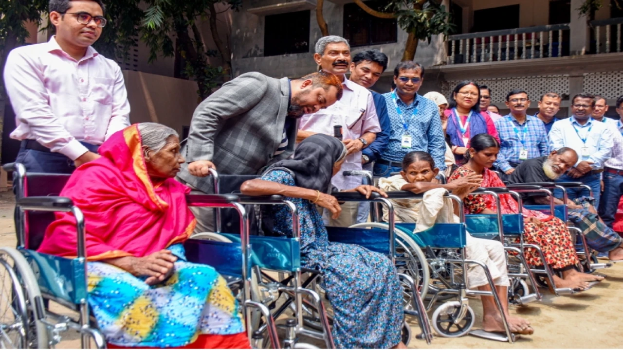 গাইবান্ধায় প্রতিবন্ধী ব্যক্তিদের মাঝে বিভিন্ন ধরনের উপকরণ বিতরণ