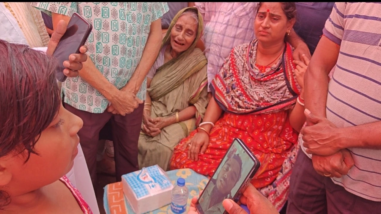 বাউফলে উজ্জ্বল কর্মকার হত্যা: শোকাহত পরিবারের পাশে...