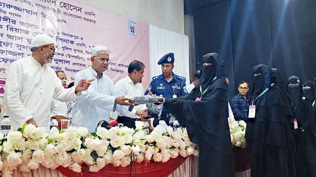 ফুলের বদলে জায়নামাজ ও গীতা বিতরণ: দিনাজপুরে মন্ত্রীর ব্যতিক্রমী উদ্যোগ