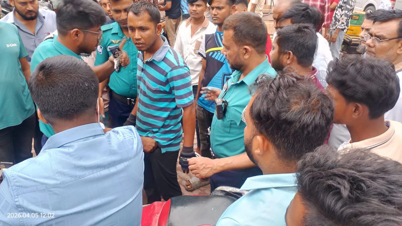 রাজশাহীতে ভুয়া পরিচয়ে জ্বালানি তেল নিতে এসে যুবকের ১০ হাজার টাকা জরিমানা