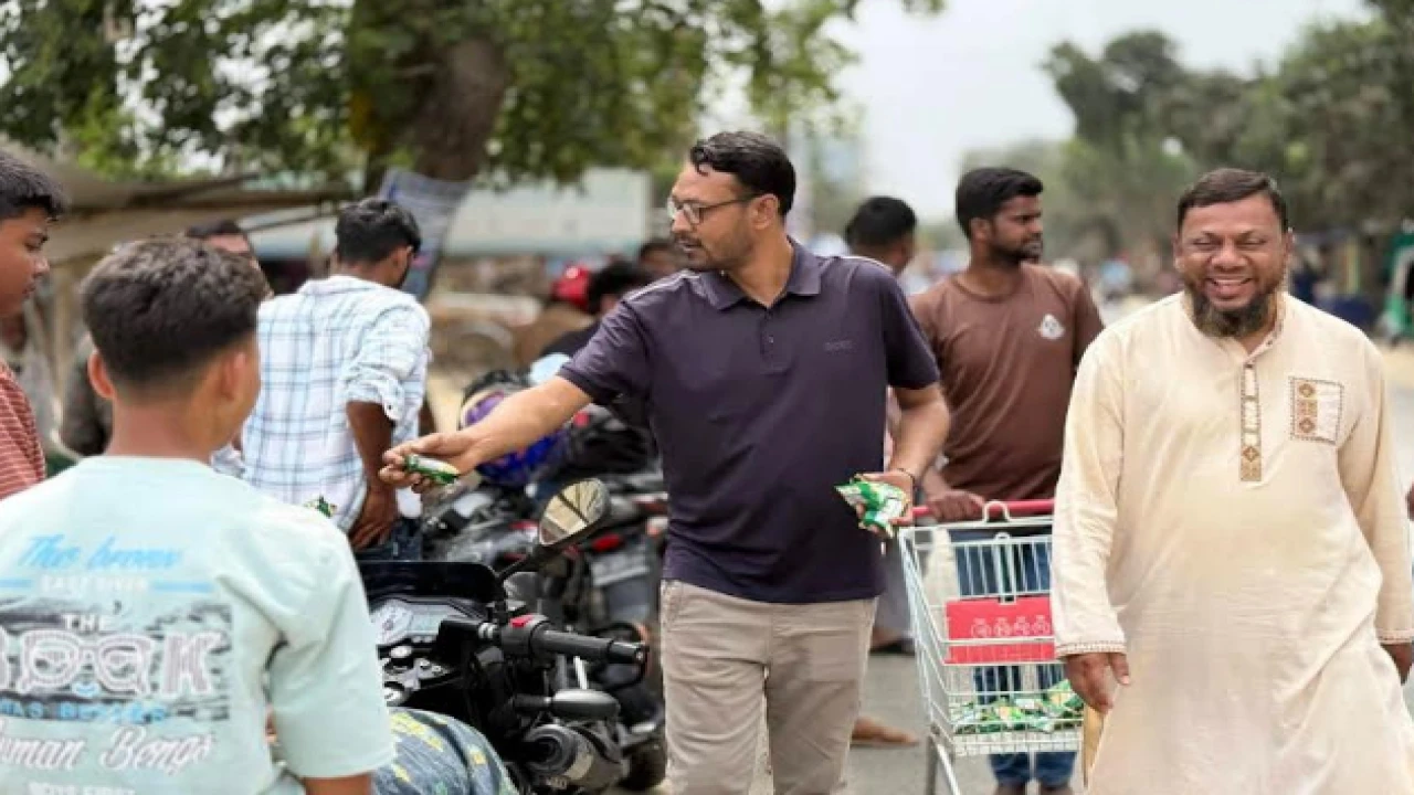 সাপাহারে দীর্ঘ লাইনে তৃষ্ণার্তদের মাঝে পাম্প কর্তৃপক্ষের সরবত ও শুকনা খাবার বিতরণ