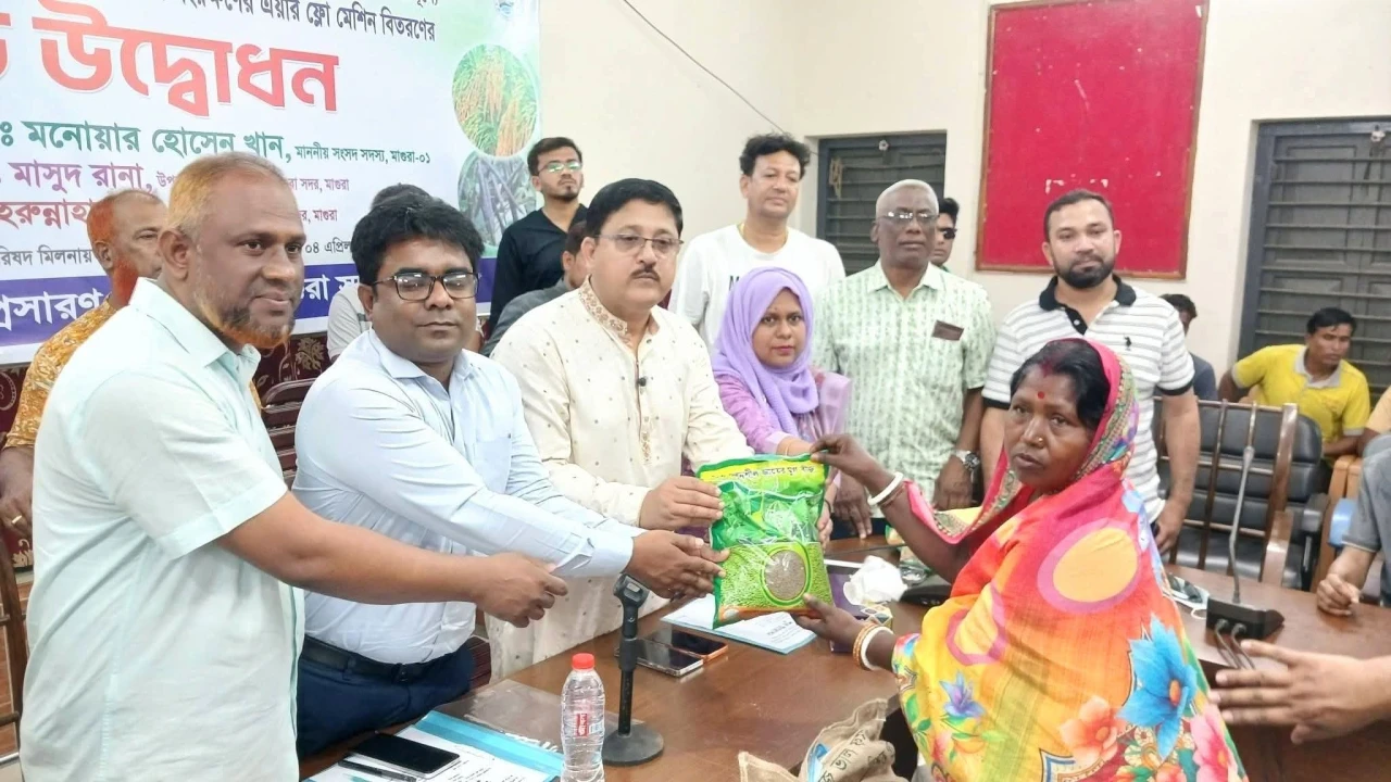 মাগুরায় প্রান্তিক কৃষকের উফশী সহায়তা কার্যক্রম শুরু