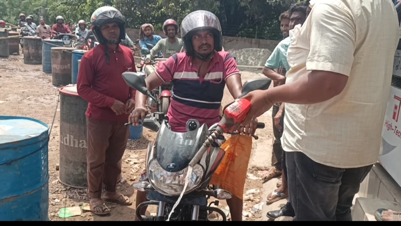 চাঁপাইনবাবগঞ্জে তেল অপচয়ের ভিডিও ভাইরাল, দায় কার-প্রশ্ন জনমনে