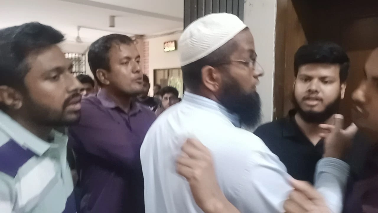 বেরোবিতে আলোচনা সভায় সাংবাদিকদের ঢুকতে বাধা, প্রক্টরের বিরুদ্ধে অভিযোগ