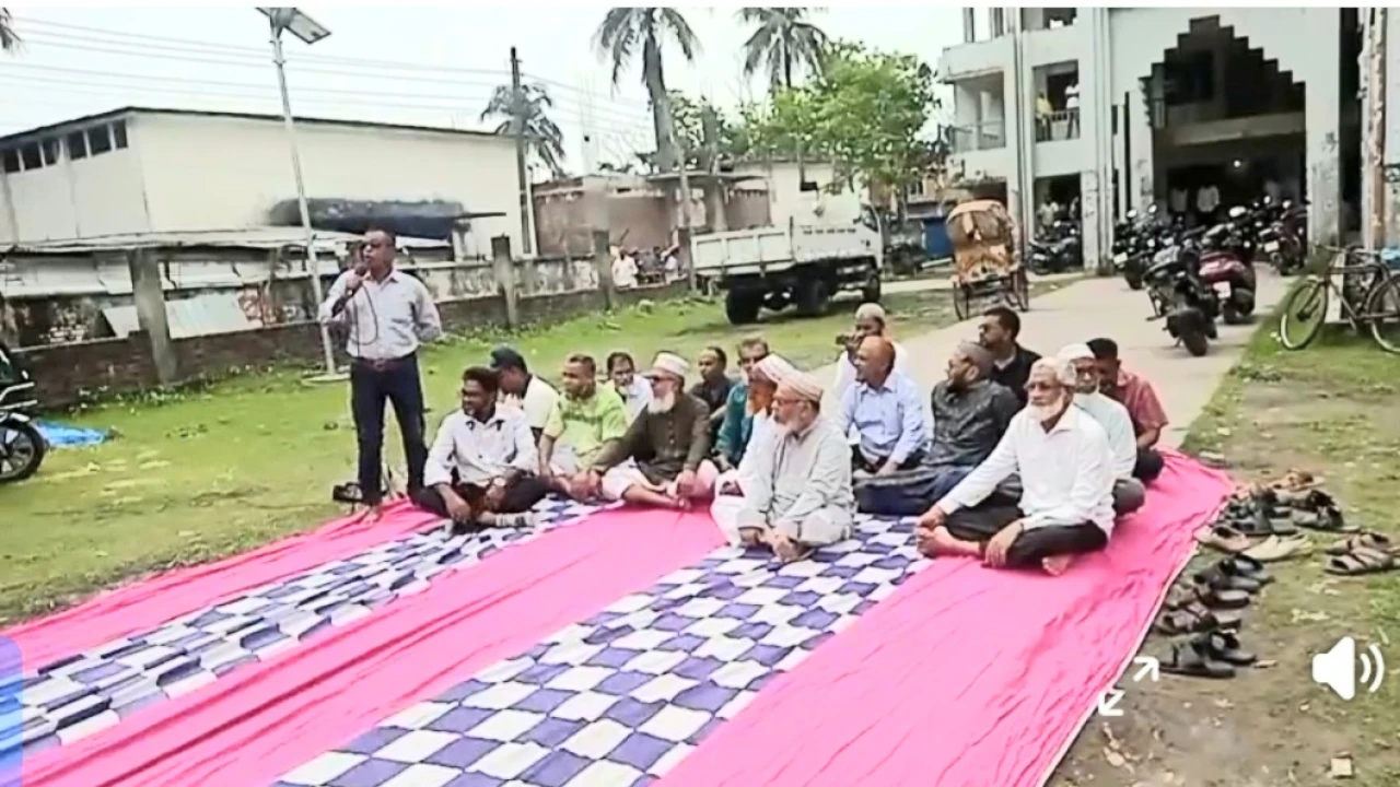 পিরোজপুরে সুপেয় পানি সংকটের সমাধান জন্য জনতার পৌরসভা ঘেরাও, অবস্থান কর্মসূচি পালন