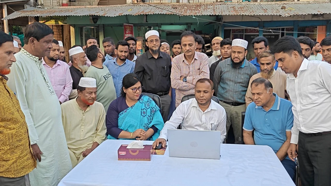 ফুলপুরে সিসি ক্যামেরা উদ্বোধন করলেন ডিসি 