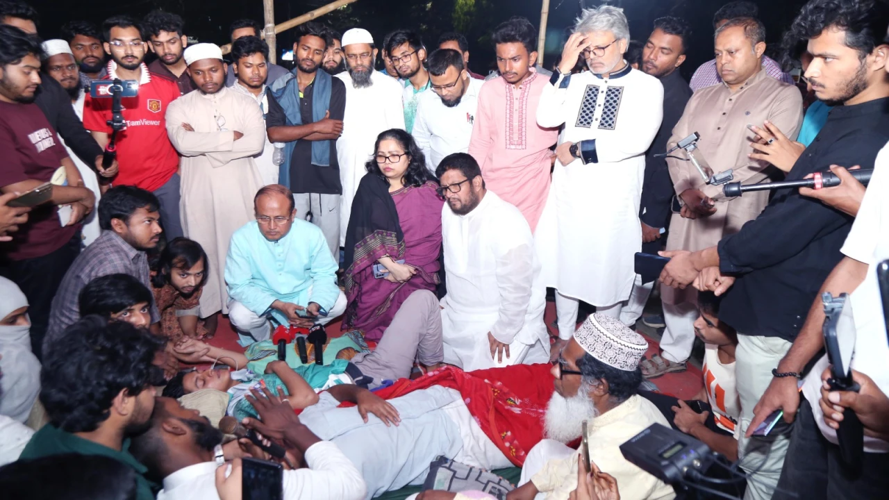 অনশনরত শিক্ষার্থীদের দেখতে গেলেন ঢাবি উপাচার্য