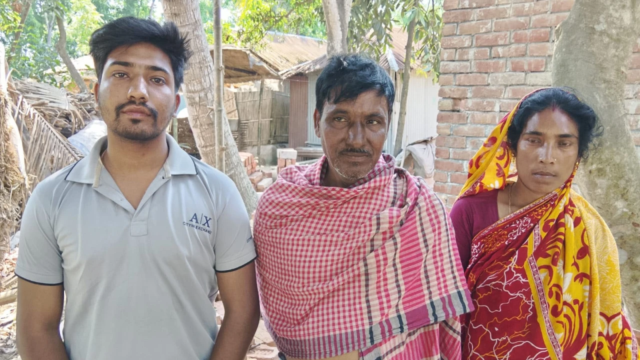 সংবাদ প্রকাশের পর মাগুরা পুলিশ সুপারের সহায়তায় দখলমুক্ত বাড়িতে ফিরলেন নির্মল