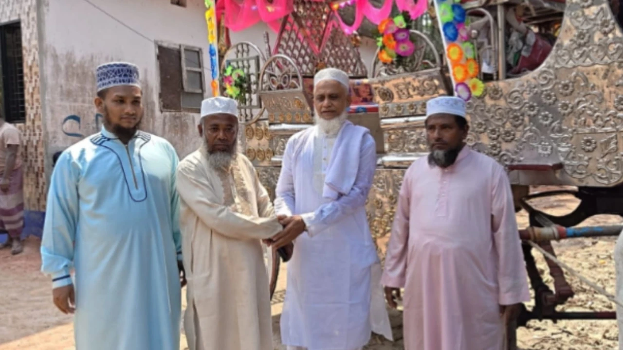 রায়পুরে মসজিদের খাদেমকে ঘোড়ার গাড়িতে বর্ণাঢ্য বিদায়