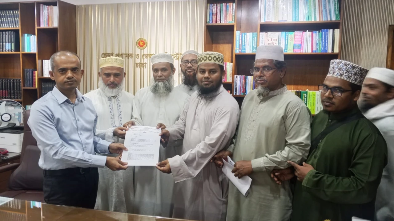 স্বতন্ত্র ইবতেদায়ী মাদরাসা জাতীয়করণের দাবিতে স্মারকলিপি প্রদান: শিক্ষকদের দ্রুত বাস্তবায়নের আহ্বান