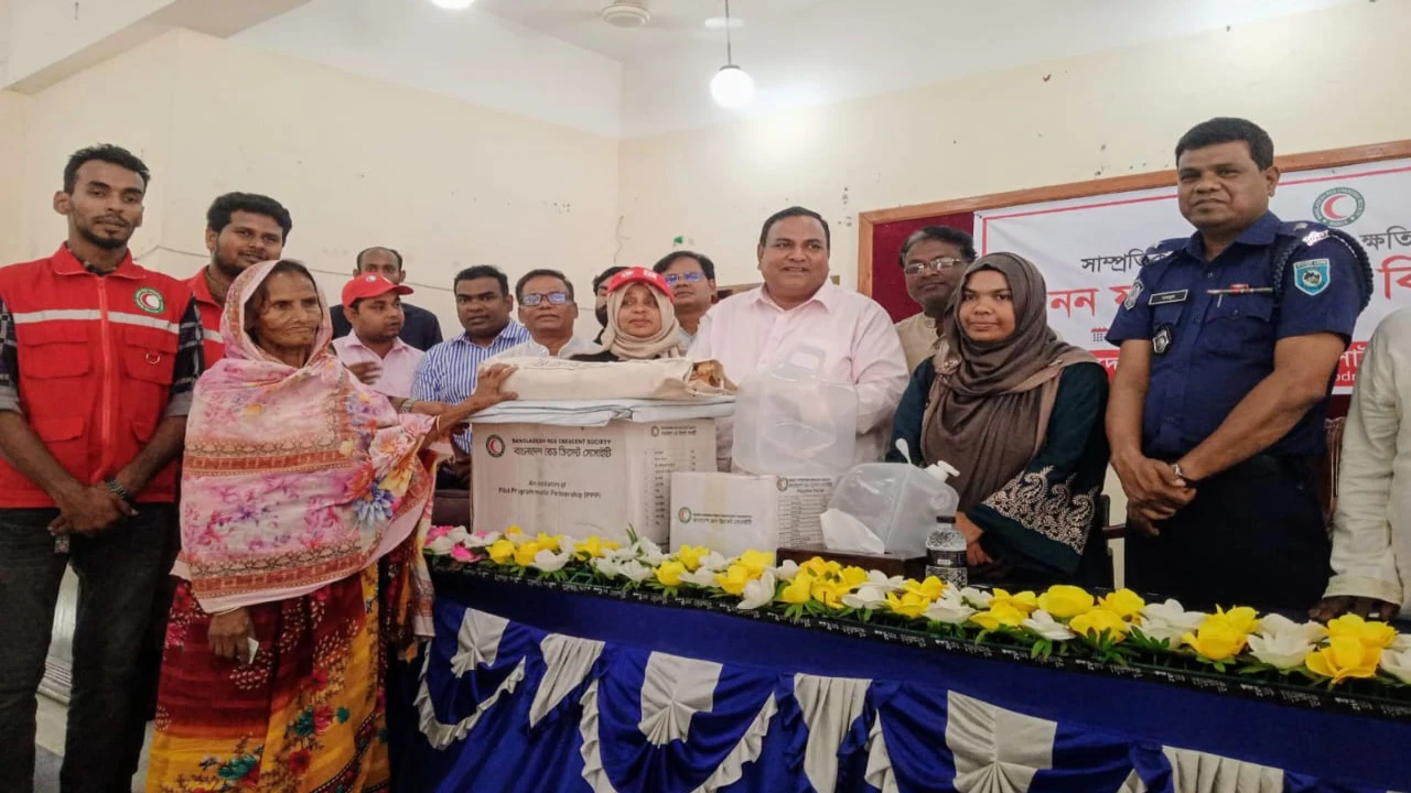 ঝড়ে ক্ষতিগ্রস্তদের পাশে রেড ক্রিসেন্ট: আদিতমারীতে ত্রাণ বিতরণ