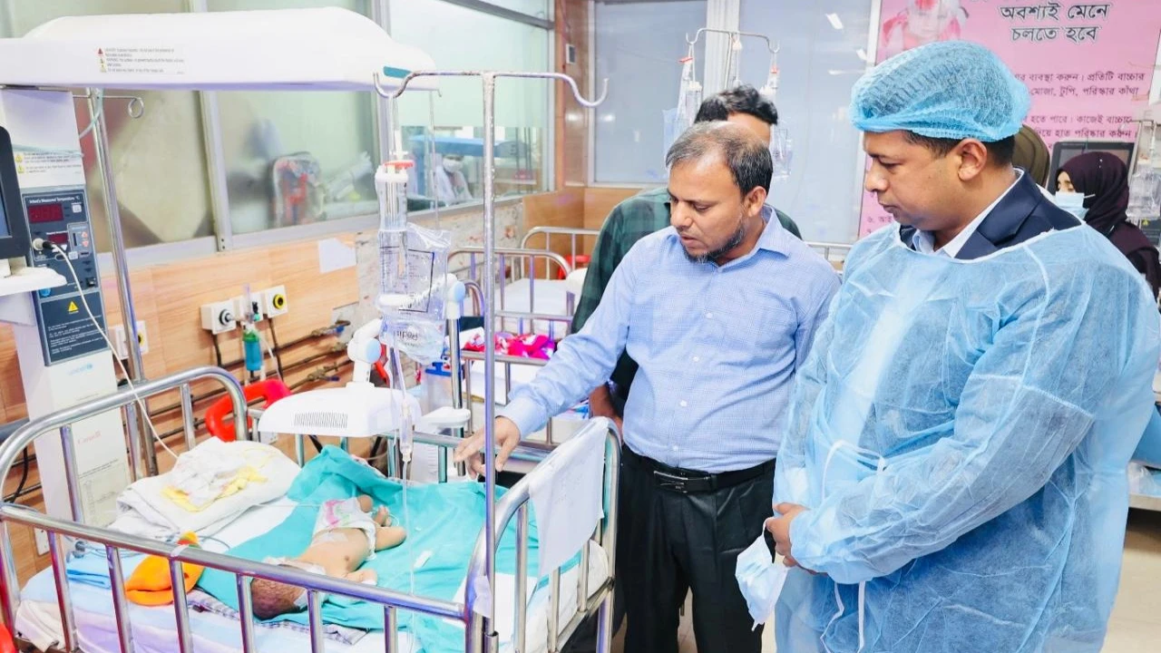 কন্যা সন্তান ফেলে পলাতক স্বামী, পাশে মানবিক ডিসি জ...