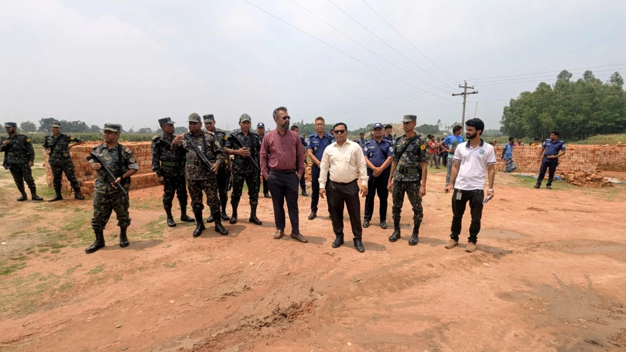 ঠাকুরগাঁওয়ে ৪‌টি অবৈধ ইটভাটায় অভিযান: ভাঙচুর, ২০ লাখ জরিমানা