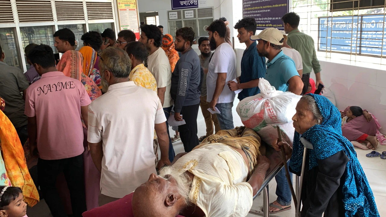 হেনস্তার প্রতিবাদে রামেক হাসপাতালে ইন্টার্ন চিকিৎসকদের কর্মবিরতি, চরম দুর্ভোগে রোগীরা