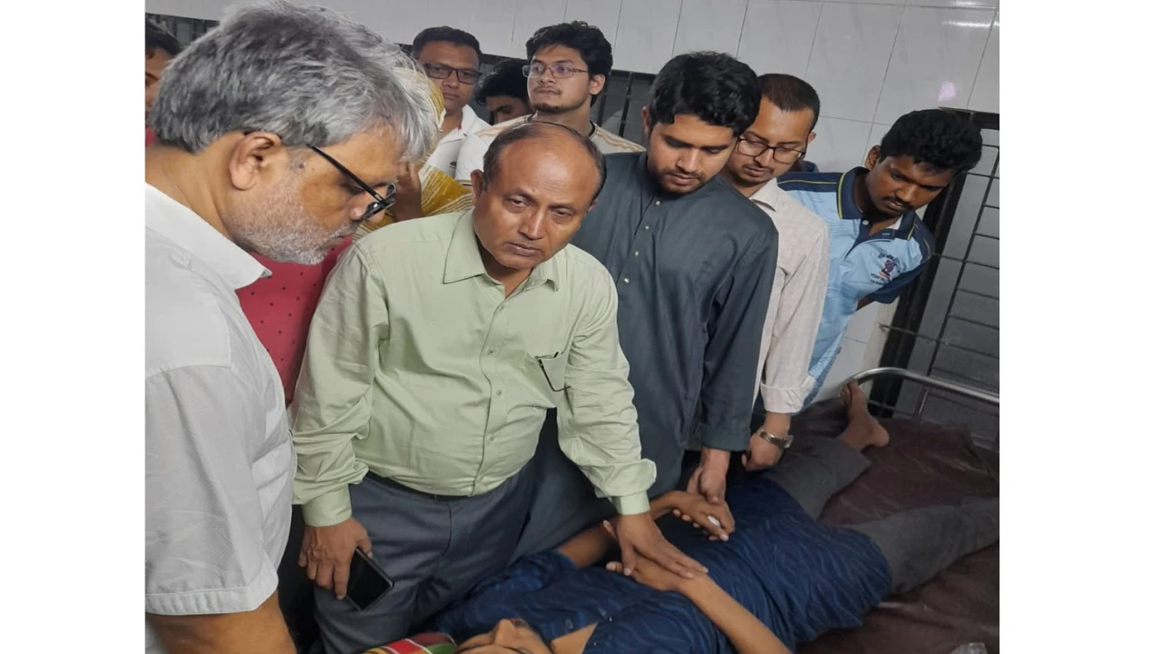 ডাকসু নেতৃবৃন্দের উপর হামলার ঘটনায় আহতদের দেখতে হাসপাতালে যান ঢাবি উপাচার্য ও শিবির সেক্রেটারি 