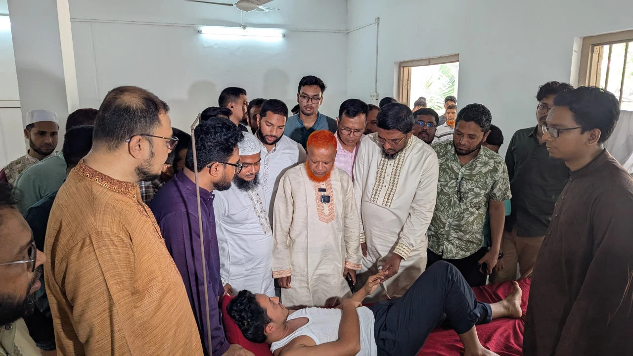 ছাত্রদলের হামলায় আহতদের দেখতে হাসপাতালে জামায়াত নেতৃবৃন্দ