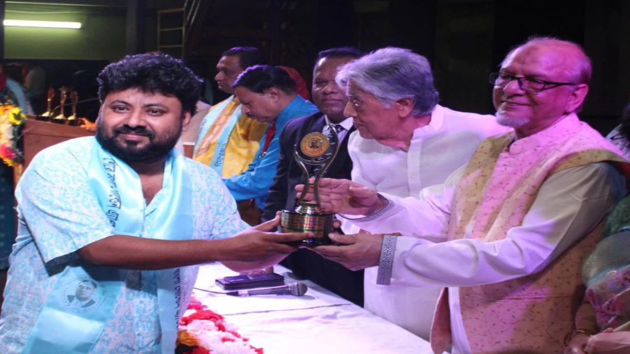 চলচ্চিত্রে বিশেষ অবদানের জন্য পরিচালক জসিম উদ্দিন ইমনের শের-ই-বাংলা গোল্ডেন অ্যাওয়ার্ড লাভ 
