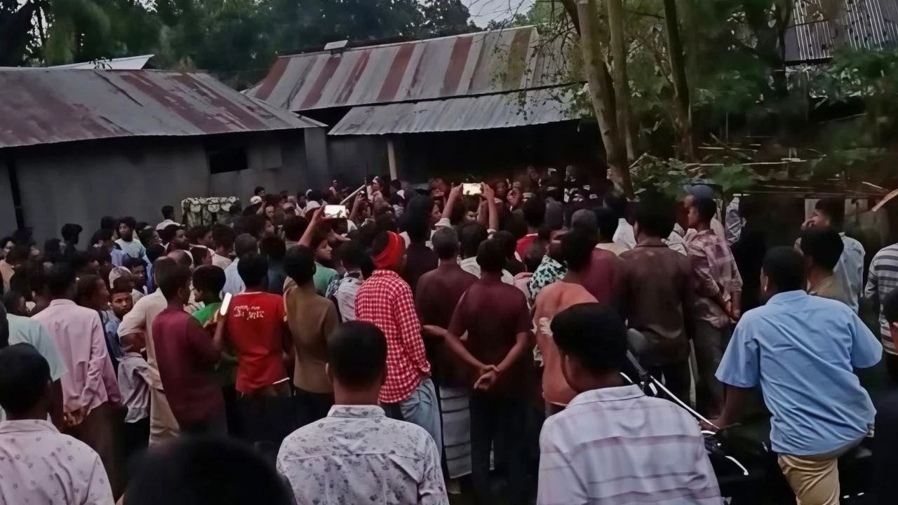 আদিতমারীতে দ্রুতগতির ট্রাকের ধাক্কায় প্রাণ গেল বিড়ি শ্রমিকের, চালক আটক