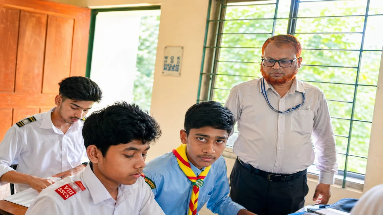 দৃষ্টিহীনতার অন্ধকারেও থামেনি স্বপ্ন—ডিসি ও এডিসি-এর উদ্যোগে বিশালের এসএসসি পরীক্ষা নিশ্চিত