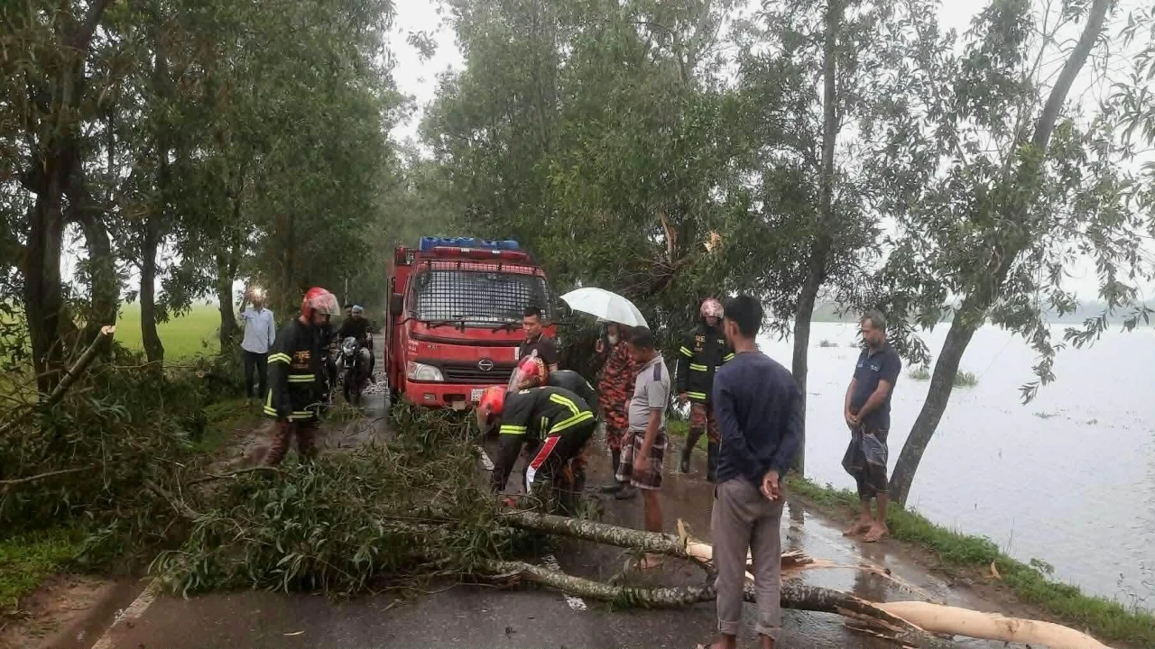 শ্রীমঙ্গলে ঝড়-তুফানে ব্যাপক ক্ষয়ক্ষতি, ২৪ ঘন্টায় ১...