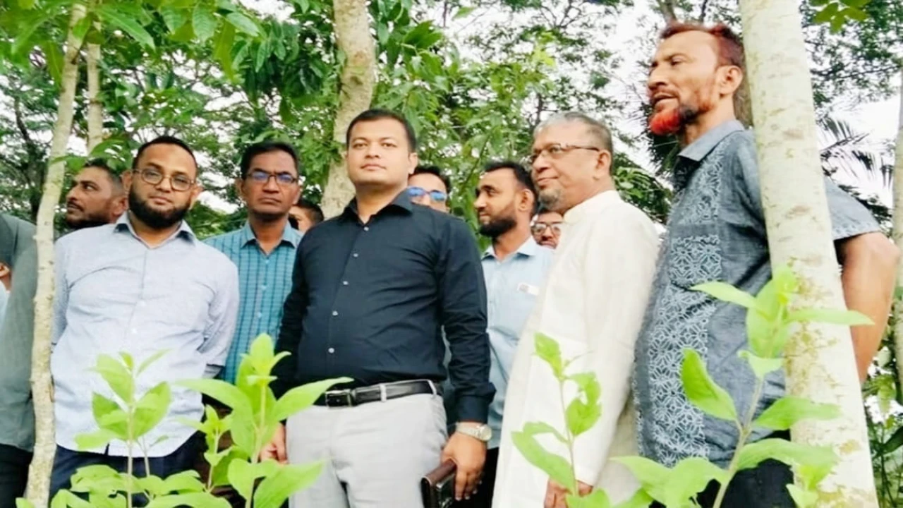 শাহমাহমুদপুরে খাল খনন ও কৃষি উন্নয়ন কার্যক্রম পরিদর্শনে উপজেলা প্রশাসন