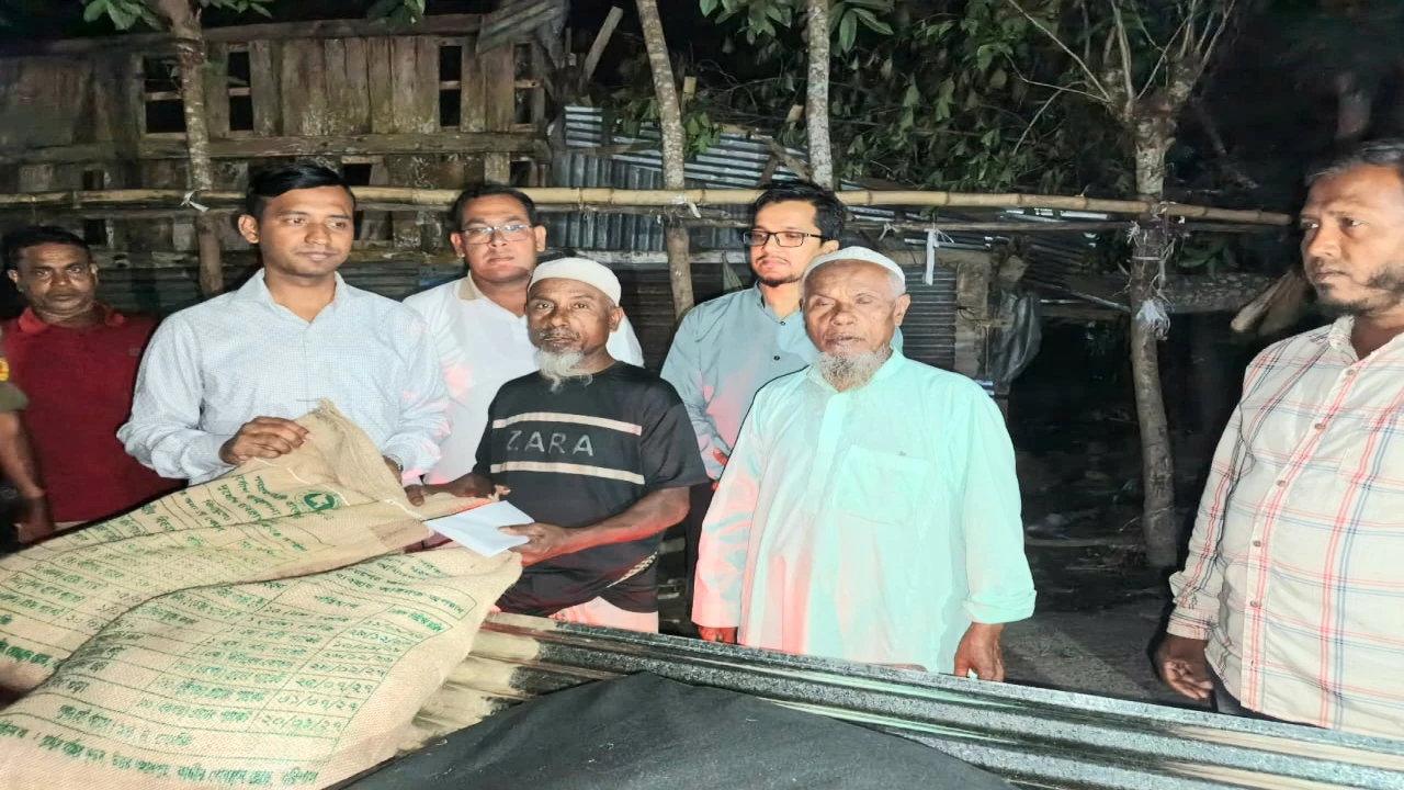 পিরোজপুরে কালবৈশাখী ঝড়ের তাণ্ডবে ক্ষতিগ্রস্তদের দুই পরিবারের পাশে দাঁড়াল প্রশাসন