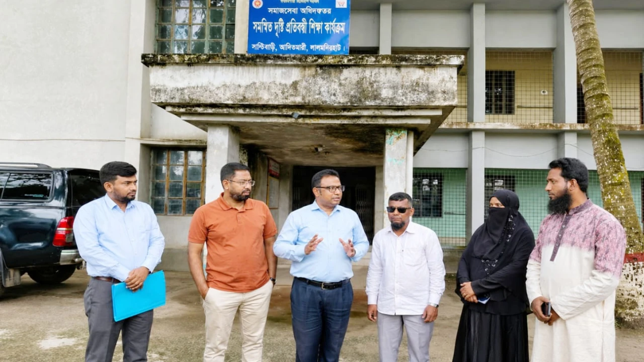 সমন্বিত দৃষ্টি প্রতিবন্ধী শিক্ষা কার্যক্রম পরিদর্শনে সমাজসেবা অধিদপ্তরের কর্মকর্তারা