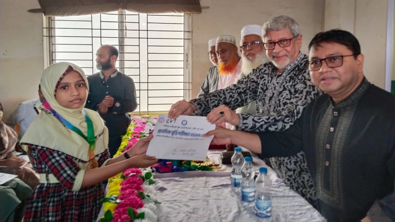 টংগীতে বৃত্তিপ্রাপ্ত  শিক্ষার্থীদের পুরস্কার বিতরণ অনুষ্ঠান 