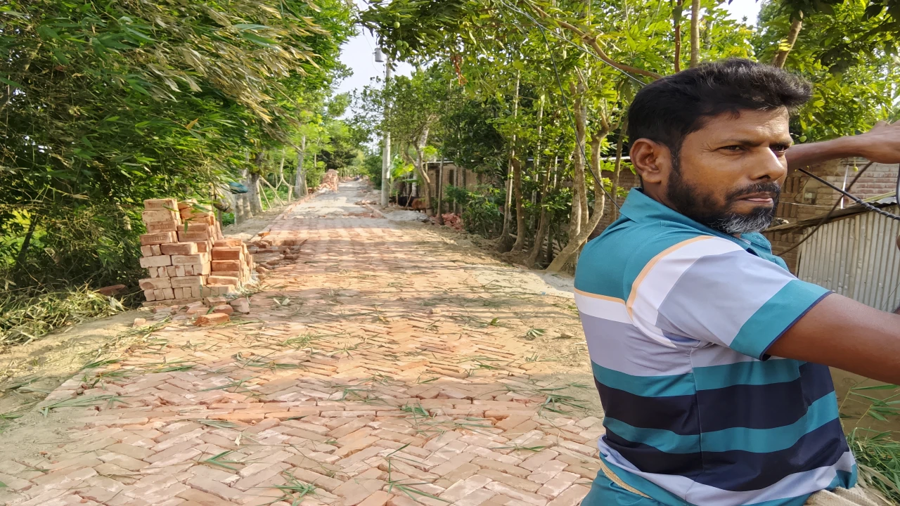মাগুরায় কোটি টাকার এইচবিবি সড়ক প্রকল্পে নিম্নমানের ইট ব্যবহারের অভিযোগ, তদন্তের দাবি