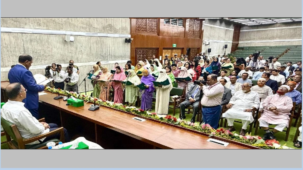 ত্রয়োদশ জাতীয় সংসদের সংরক্ষিত নারী আসনের ৪৯ এমপির শপথ, সংসদ পেল পূর্ণাঙ্গ রূপ