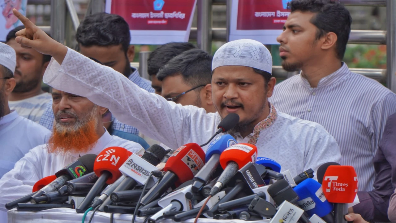 শাপলা চত্বরের ঘটনার বিচার দাবিতে ছাত্রশিবিরের মানববন্ধন, ‘শ্বেতপত্র প্রকাশের’ আহ্বান