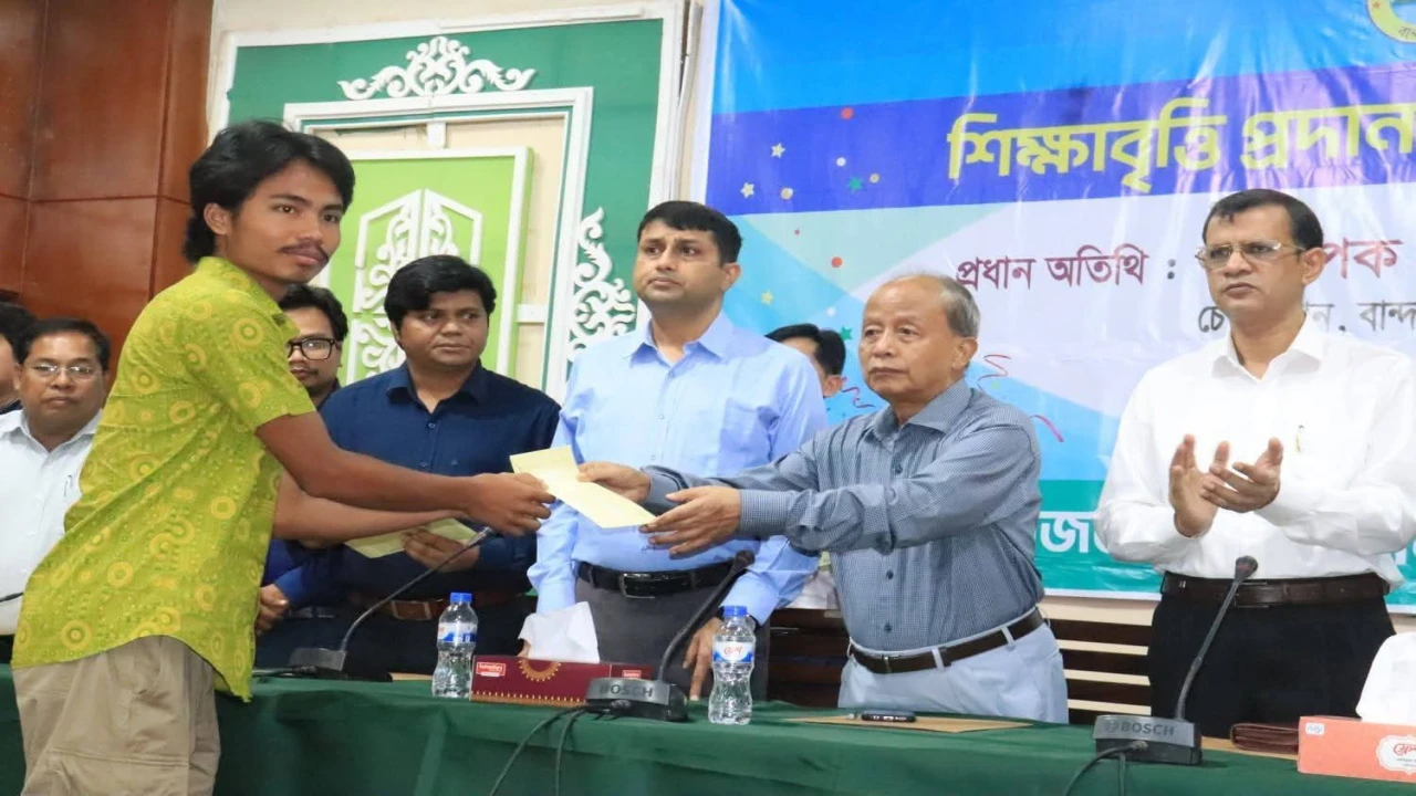 বান্দরবান জেলা পরিষদের উদ্যোগে ২৭৭৯ মেধাবী শিক্ষার্থী পাচ্ছে শিক্ষাবৃত্তি, প্রথম ধাপে ২৩০ জনকে প্রদান