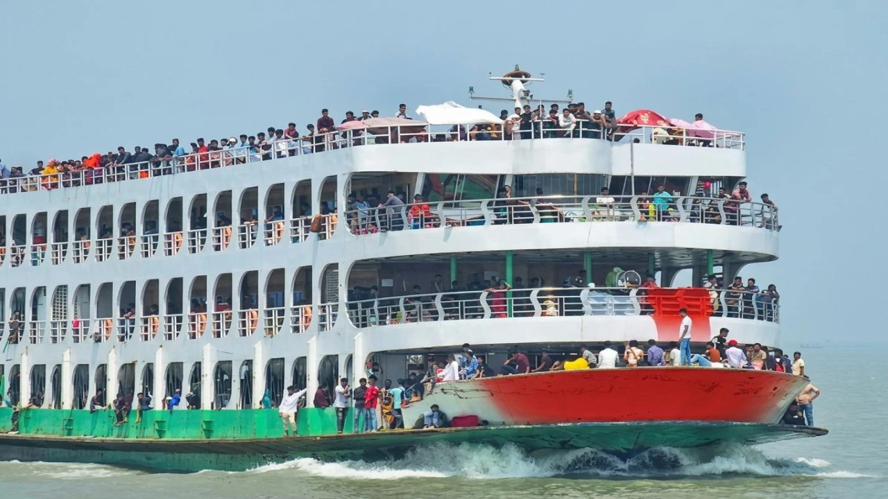 নৌরুটে লঞ্চের ক্যান্টিনে চড়া দামে খাবার বিক্রির অভিযোগ