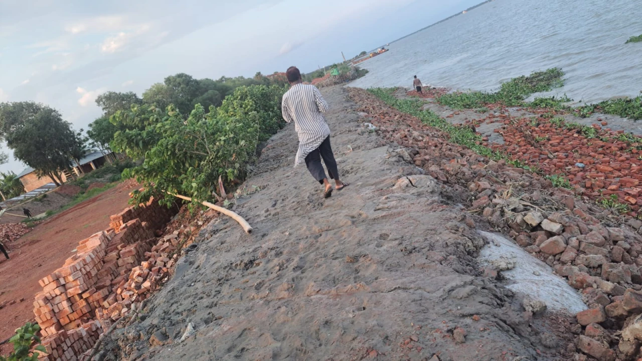 পিরোজপুরে বাটা মালিকদের সহযোগিতায় স্বেচ্ছাশ্রমে পুনর্নির্মাণ হলো বেড়িবাঁধ