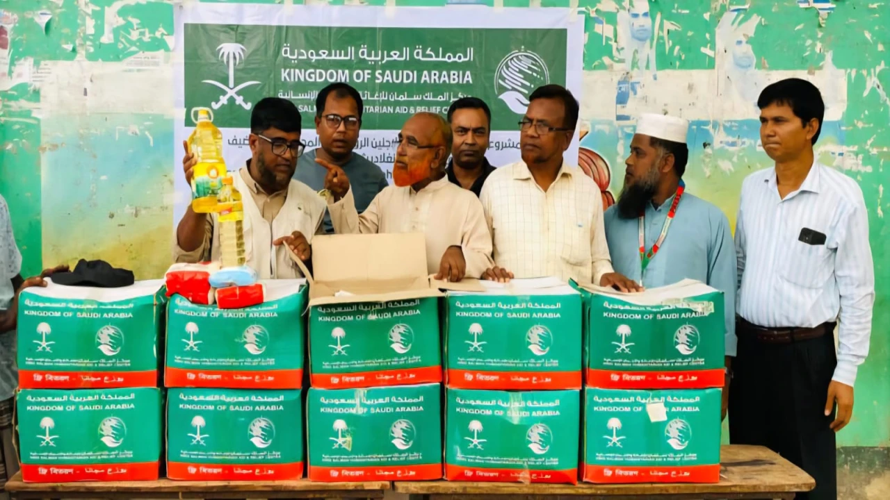 মহেশখালীর মানুষের মুখে হাসি ফুটালো আইএসডিই বাংলাদেশ: ১ হাজার পরিবার পেল খাদ্য সহায়তা
