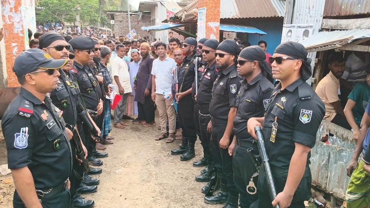 ঈদুল আযহা উপলক্ষে পিরোজপুরের পশুর হাটে র‍্যাব-৮’র বিশেষ নিরাপত্তা ব্যবস্থা, বলেশ্বর গরুর হাটে প্রেস ব্রিফিং